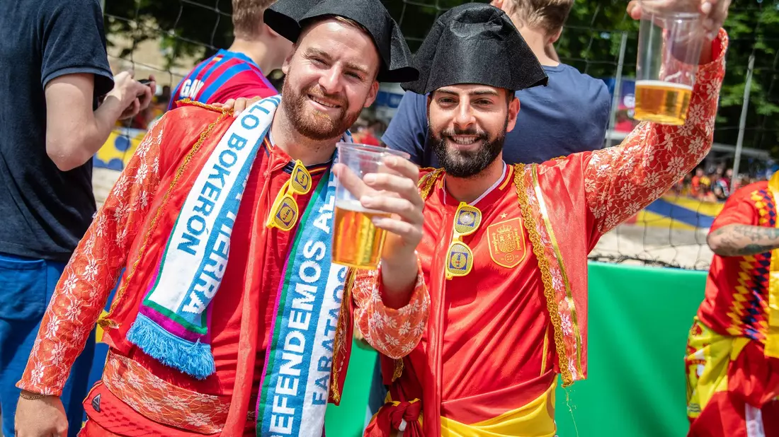 Selbst der Bierdurst der Fußball-Fans bei der EM konnte den Bierabsatz im Juni nicht retten. - Bild: Christoph Schmidt/dpa