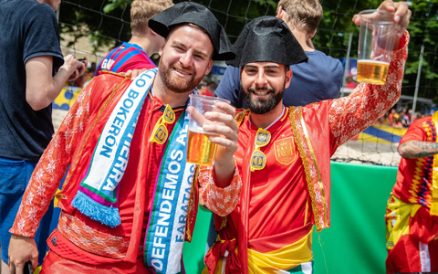 Selbst der Bierdurst der Fußball-Fans bei der EM konnte den Bierabsatz im Juni nicht retten. (Archivbild)  - Foto: Christoph Schmidt/dpa