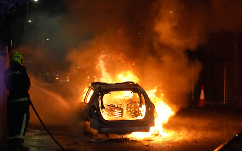 Tagelang kam es in mehreren Städten zu schweren Ausschreitungen. (Archivbild) - Foto: Owen Humphreys/PA Wire/dpa