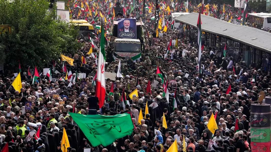 Teilnehmer an der Trauerfeier rufen Tod Israel und Tod Amerika. - Bild: Vahid Salemi/AP/dpa