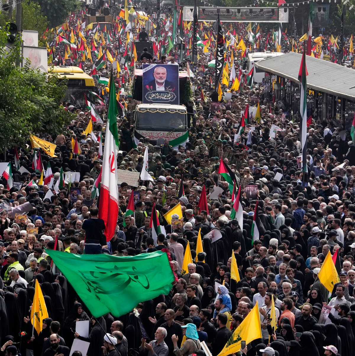 Teilnehmer an der Trauerfeier rufen 