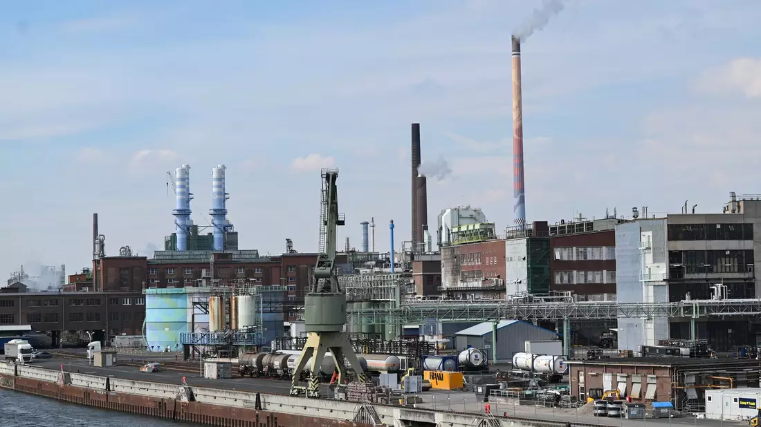 Im Industriepark Höchst investiert der Pharmakonzer Sanofi eine Milliarden-Summe in die Insulinproduktion (Archivfoto). - Bild: Arne Dedert/dpa