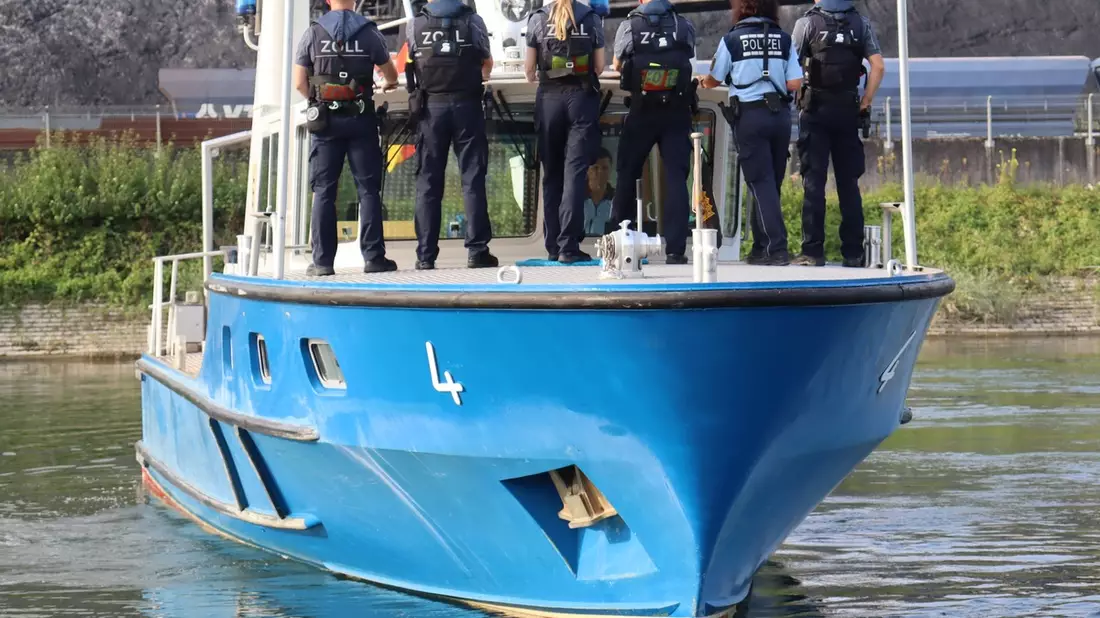 HZA-KA: Binnenschifffahrt auf dem Rhein / Gemeinsame Kontrolle von Zoll und Wasserschutzpolizei - Bild: presseportal.de