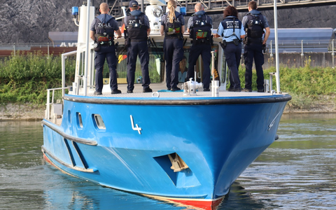 HZA-KA: Binnenschifffahrt auf dem Rhein / Gemeinsame Kontrolle von Zoll und Wasserschutzpolizei - Foto: presseportal.de HZA-KA: Binnenschifffahrt auf dem Rhein / Gemeinsame Kontrolle von Zoll und Wasserschutzpolizei - Foto: presseportal.de