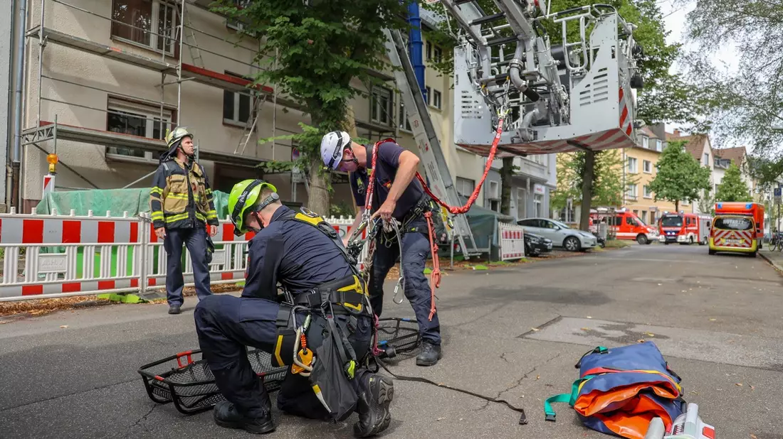 FW-E: Feuerwehreinsatz auf Baustelle: Verletzter Arbeiter sicher vom Dach gerettet - Bild: presseportal.de