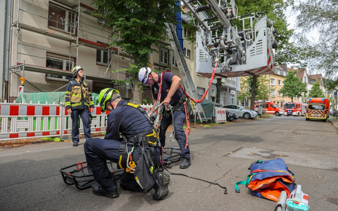FW-E: Feuerwehreinsatz auf Baustelle: Verletzter Arbeiter sicher vom Dach gerettet - Foto: presseportal.de