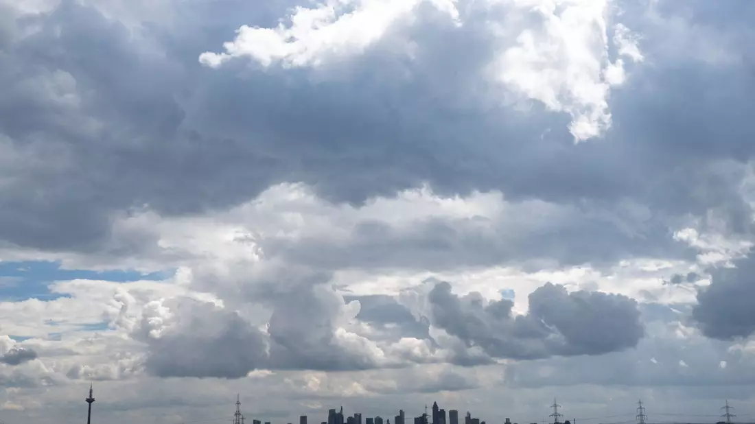 Die nächsten Tage werden warm, allerdings bleibt auch das Unwetterrisiko hoch (Archivbild).  - Bild: Boris Roessler/dpa