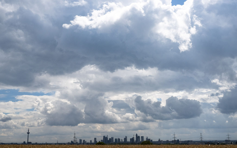 Die nÀchsten Tage werden warm, allerdings bleibt auch das Unwetterrisiko hoch (Archivbild). - Foto: Boris Roessler/dpa Die nÀchsten Tage werden warm, allerdings bleibt auch das Unwetterrisiko hoch (Archivbild). - Foto: Boris Roessler/dpa