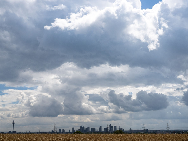 Die nächsten Tage werden warm, allerdings bleibt auch das Unwetterrisiko hoch (Archivbild). - Foto: Boris Roessler/dpa