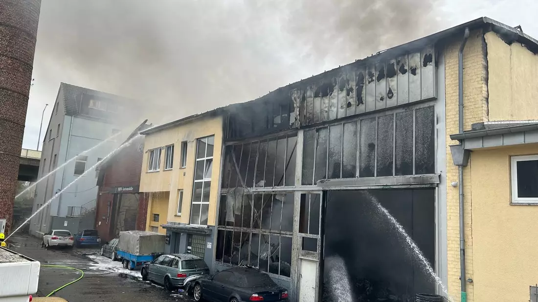FW Ratingen: Großbrand in Ratinger Gewerbegebiet - Folgemeldung - Bild: presseportal.de