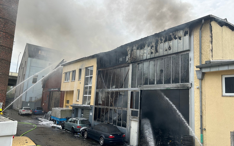 FW Ratingen: Großbrand in Ratinger Gewerbegebiet - Folgemeldung - Foto: presseportal.de