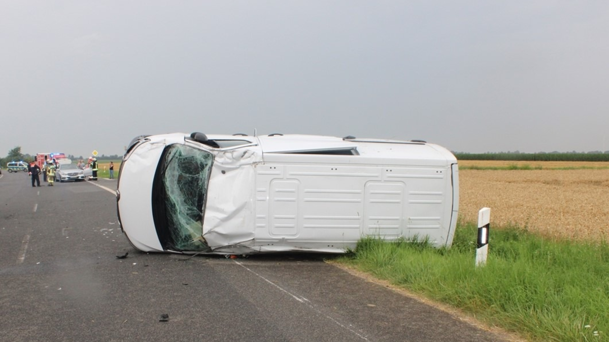 POL-DN: Unfall beim Abbiegen, zwei Leichtverletzte - Foto: presseportal.de