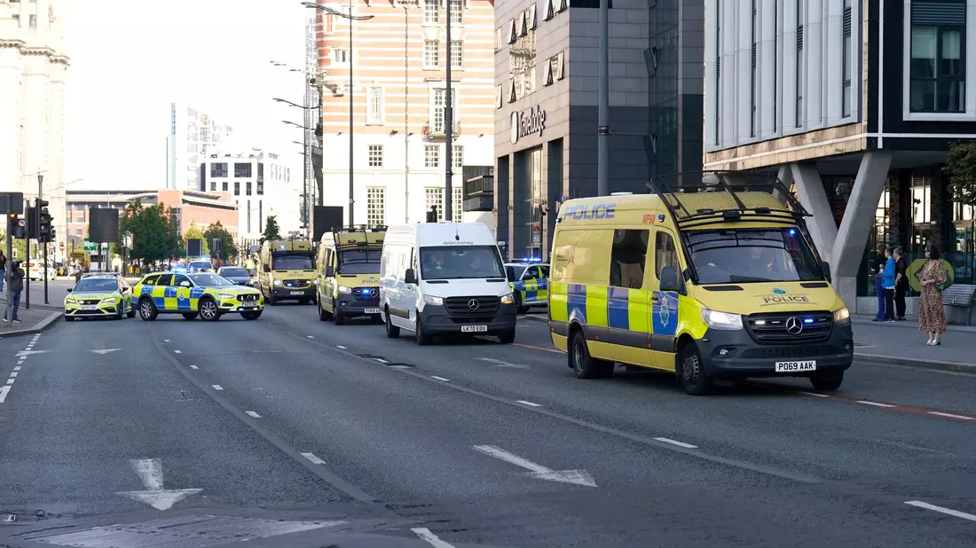 Der Gefangenentransporter wurde von mehreren Polizeifahrzeugen begleitet. - Bild: Danny Lawson/PA/AP/dpa