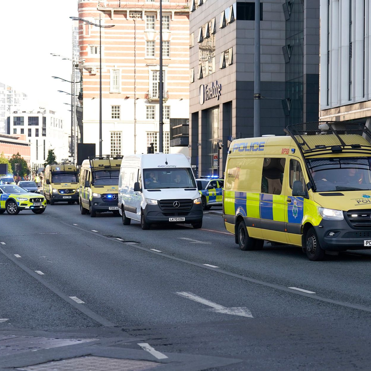 Der Gefangenentransporter wurde von mehreren Polizeifahrzeugen begleitet. - Foto: Danny Lawson/PA/AP/dpa
