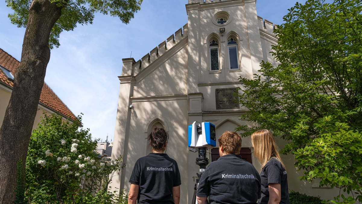 POL-OL: Nach Brandanschlag auf Oldenburger Synagoge - Größenbestimmung des Täters durch Spezialisten des LKA - Foto: presseportal.de