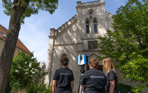 POL-OL: Nach Brandanschlag auf Oldenburger Synagoge - Größenbestimmung des Täters durch Spezialisten des LKA - Foto: presseportal.de POL-OL: Nach Brandanschlag auf Oldenburger Synagoge - Größenbestimmung des Täters durch Spezialisten des LKA - Foto: presseportal.de