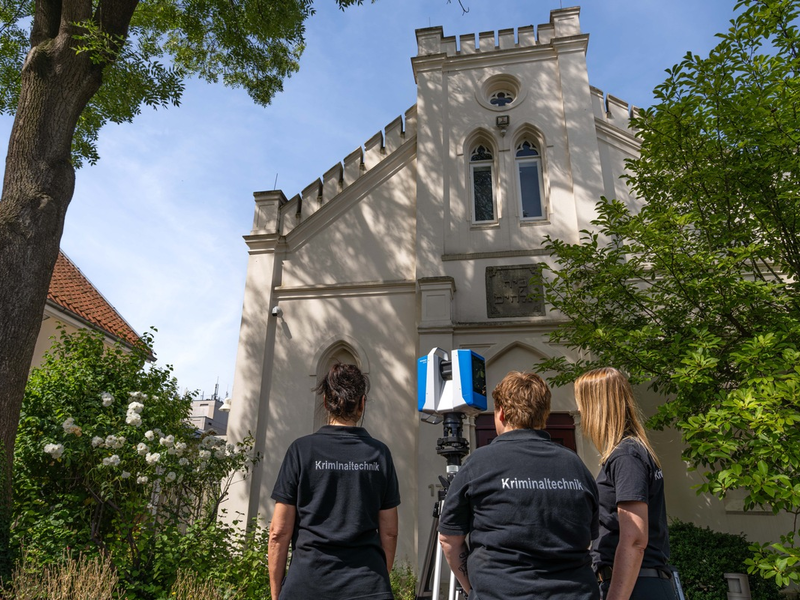 POL-OL: Nach Brandanschlag auf Oldenburger Synagoge - Größenbestimmung des Täters durch Spezialisten des LKA - Foto: presseportal.de