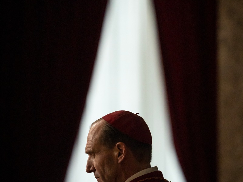KONKLAVE / Atmosphärischer Thriller von Erfolgsregisseur Edward Berger mit Ralph Fiennes und Stanley Tucci in den Hauptrollen / Ab 21. November 2024 im Kino - Foto: presseportal.de