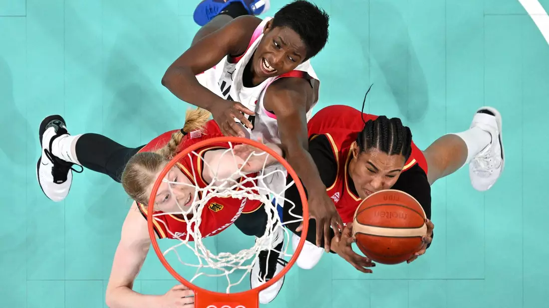 Satou Sabally (r.) und die deutschen Basketballerinnen haben bei Olympia auch ihr zweites Spiel gewonnen. - Bild: Sameer Al-Doumy/Pool AFP/AP/dpa