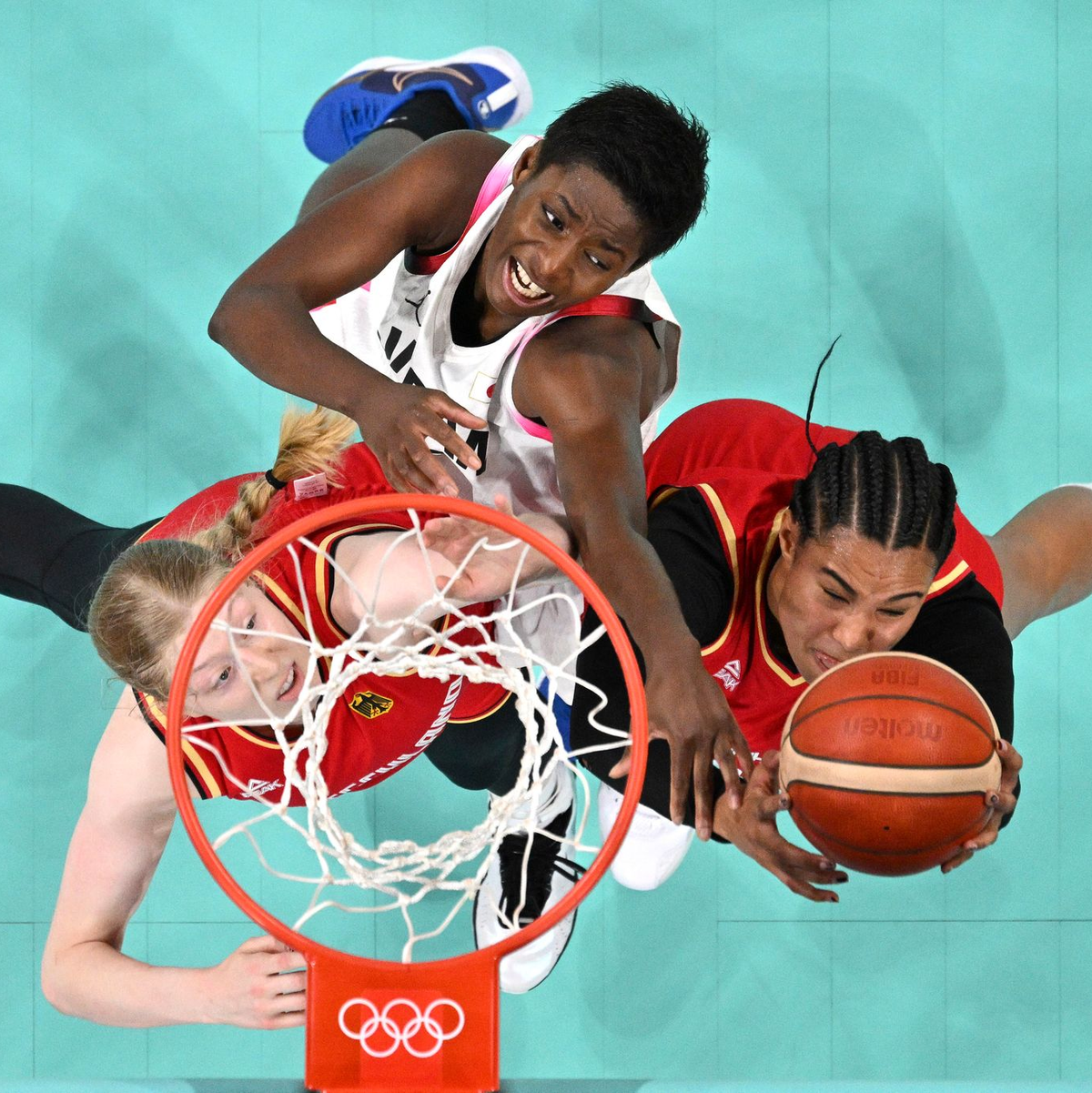 Satou Sabally (r.) und die deutschen Basketballerinnen haben bei Olympia auch ihr zweites Spiel gewonnen. - Foto: Sameer Al-Doumy/Pool AFP/AP/dpa