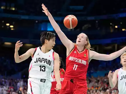 Brittney Griner kennt das Gefühl russischer Gefangenschaft - über die Freilassung vieler ihrer Landsleute hat sie sich nach dem Sieg gegen Belgien sehr gefreut. - Foto: Michael Conroy/AP/dpa