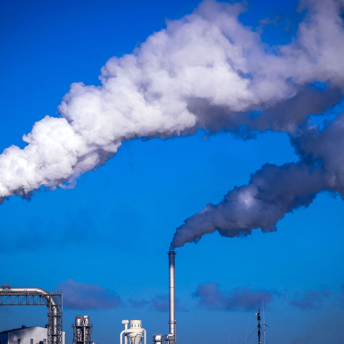 Immer mehr Betriebe erwägen laut einer DIHK-Umfrage eine Produktionsverlagerung ins Ausland (Symbolbild). - Foto: Jens Büttner/dpa-Zentralbild/dpa