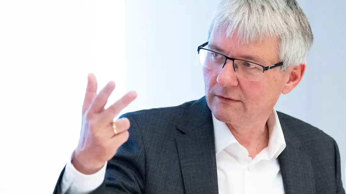 Der stellvertretende DIHK-Hauptgeschäftsführer Achim Dercks schlägt Alarm - Bild: Carsten Koall/dpa