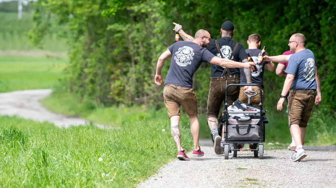 Junge Menschen trinken mehr Bier als alte. Daher schlägt auch die Alterung der Gesellschaft auf den Bierkonsum. - Bild: Stefan Puchner/dpa