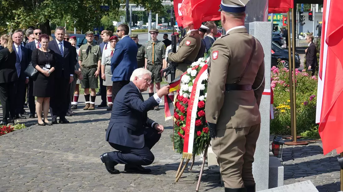 Polnische Demonstranten fordern von Deutschland Wiedergutmachung für die Kriegsschäden. - Bild: Friedemann Kohler/dpa