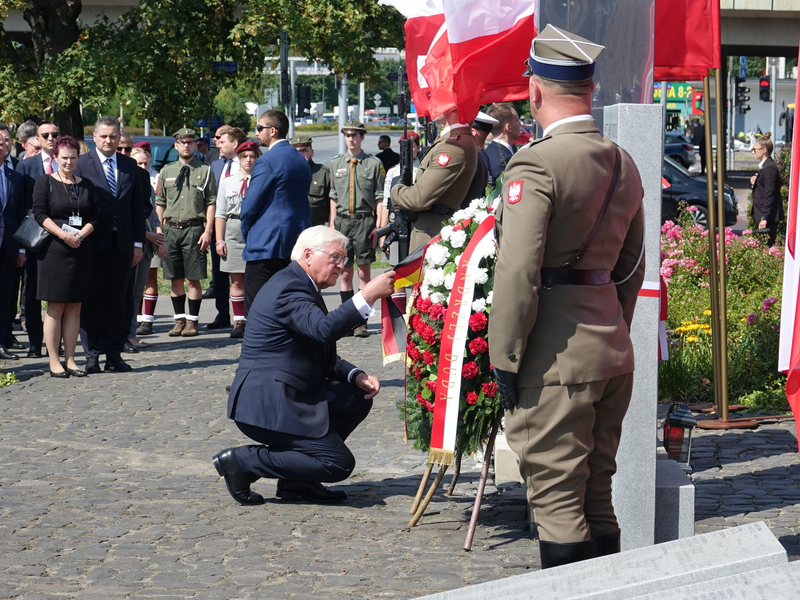 Polnische Demonstranten fordern von Deutschland Wiedergutmachung für die Kriegsschäden. - Foto: Friedemann Kohler/dpa
