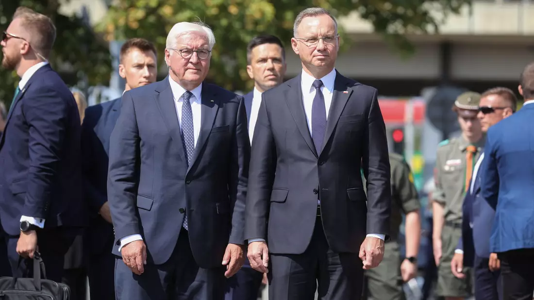 Die Präsidenten Frank-Walter Steinmeier und Andrzej Duda gedenken der Opfer des Warschauer Aufstands 1944. - Bild: Rafal Guz/PAP/dpa