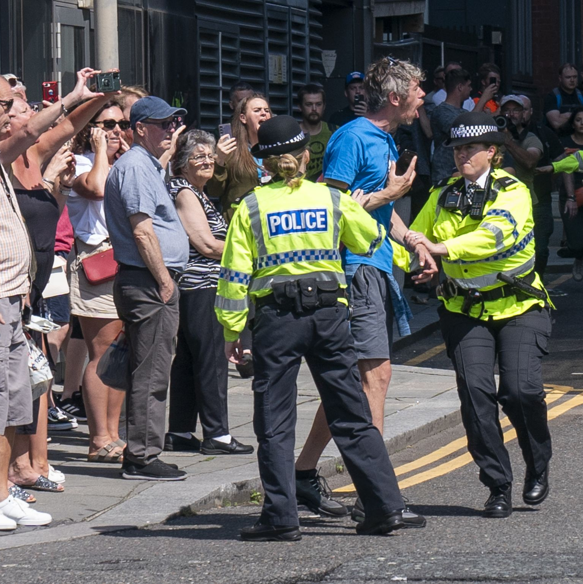 Einige Leute glauben den Angaben der Behörden zur Identität des Verdächtigen nicht. - Foto: Danny Lawson/PA Wire/dpa