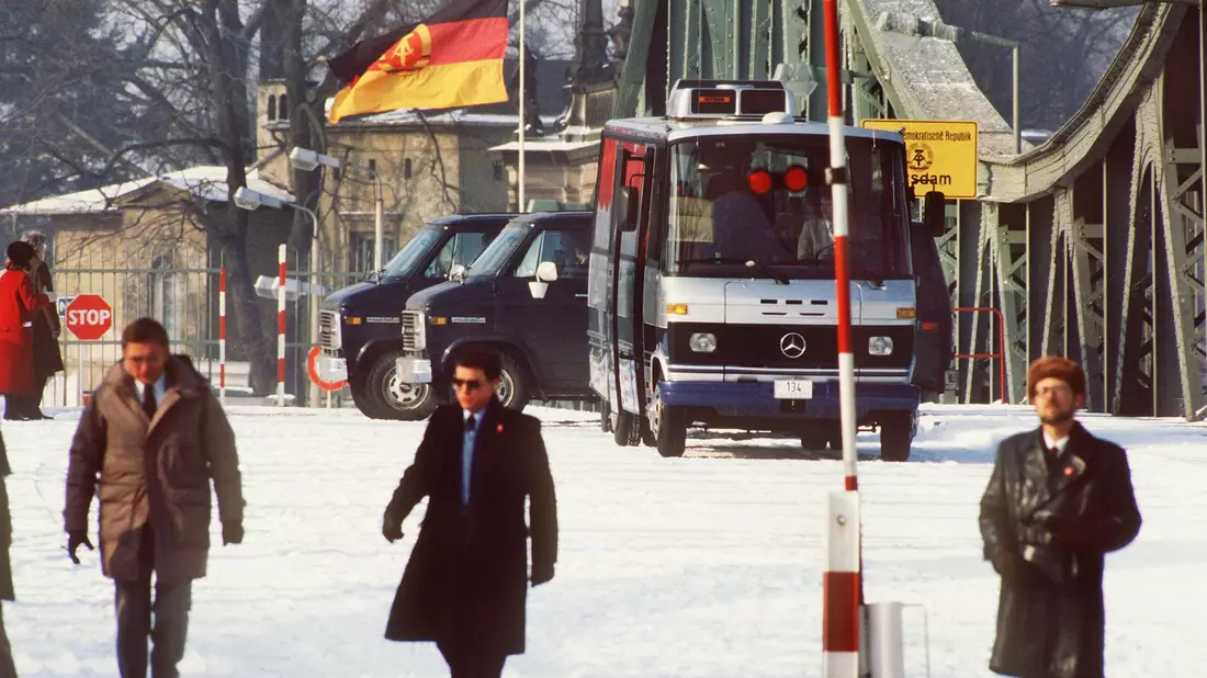 Hier fanden spektakuläre Gefangenenaustausche zwischen Ost und West statt: Die Glienicker Brücke (hier ein Archvilbild von 1986) verbindet West-Berlin mit dem damaligen DDR-Bezirk Potsdam. - Bild: picture alliance / dpa