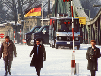 Hier fanden spektakuläre Gefangenenaustausche zwischen Ost und West statt: Die Glienicker Brücke (hier ein Archvilbild von 1986) verbindet West-Berlin mit dem damaligen DDR-Bezirk Potsdam. - Foto: picture alliance / dpa