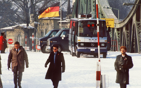 Hier fanden spektakuläre Gefangenenaustausche zwischen Ost und West statt: Die Glienicker Brücke (hier ein Archvilbild von 1986) verbindet West-Berlin mit dem damaligen DDR-Bezirk Potsdam. - Foto: picture alliance / dpa