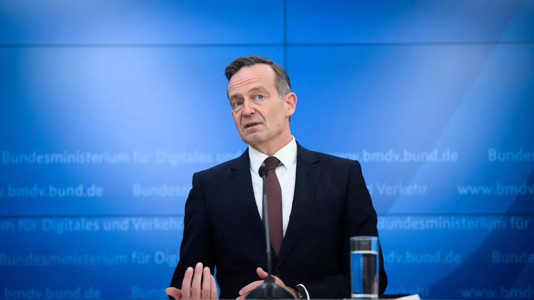 Müssen bald Millionen Dieselautos von der Straße? Der Verkehrsminister ist beunruhigt.  - Bild: Bernd von Jutrczenka/dpa