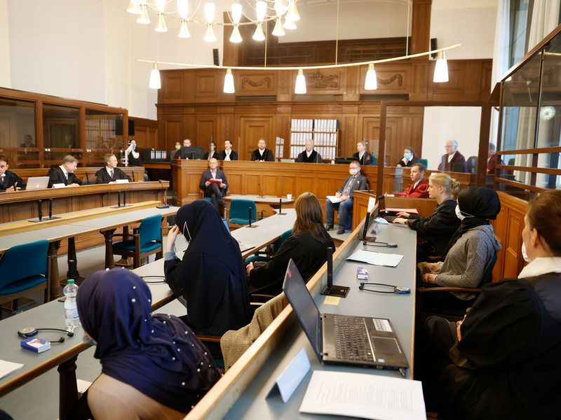 Der russische Angeklagte Wadim K. ließ sich während des Prozesses vor dem Berliner Kammergericht nicht fotografieren. Ein früheres Polizei-Foto zeigt einen Mann mit extrem kurzem Haar und einem Bart rund um den Mund. - Foto: Odd Andersen/AFP POOL/dpa