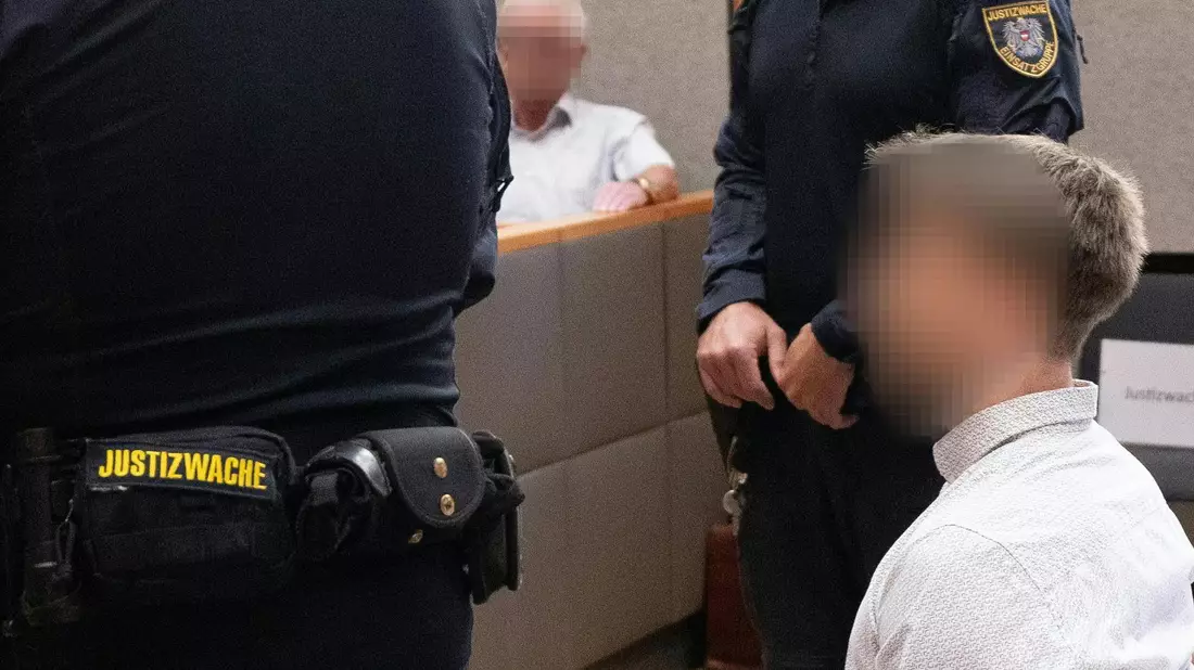 Die Geschworenen sahen es als nicht erwiesen an, dass der 39-Jährige sein geistig beeinträchtigtes Kind in einen Fluss gestoßen hat. (Archivbild) - Bild: Expa/Johann Groder/APA/dpa