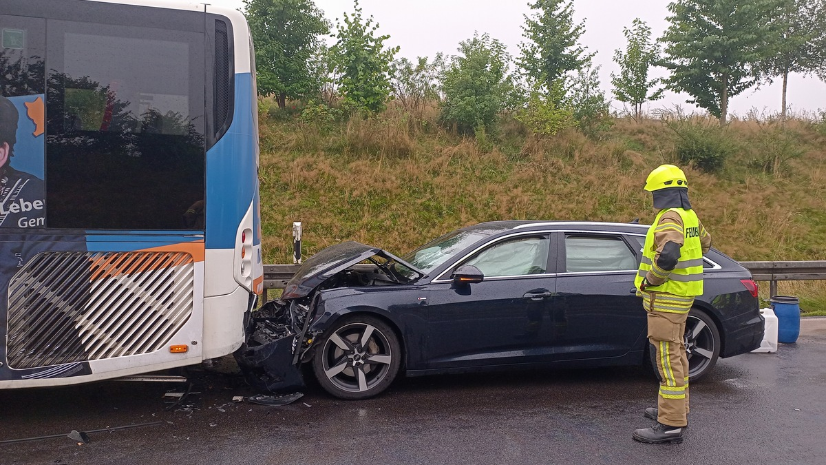 FW Gangelt: Zwei Verletzte bei Verkehrsunfall mit Bus - Foto: presseportal.de