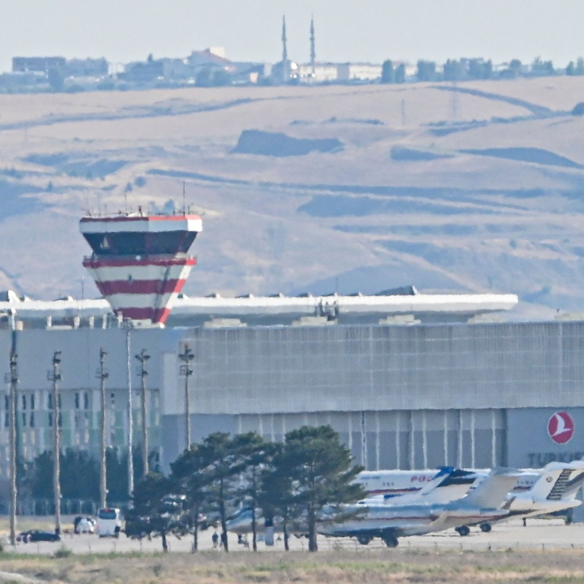 Am Flughafen Ankara soll der Gefangenaustausch stattgefunden haben. Nach Angaben des türkischen Geheimdienstes MIT wurden die Betroffenen mit sieben Maschinen aus verschiedenen Ländern eingeflogen. - Foto: Uncredited/AP