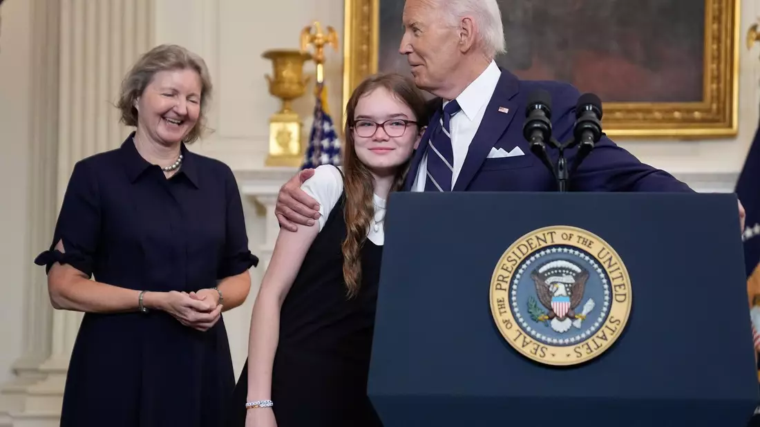 US-Präsident Joe Biden und Angehörige der freigelassenen US-Bürger zeigen sich erleichtert nach dem Gefangenenaustausch.  - Bild: Evan Vucci/AP