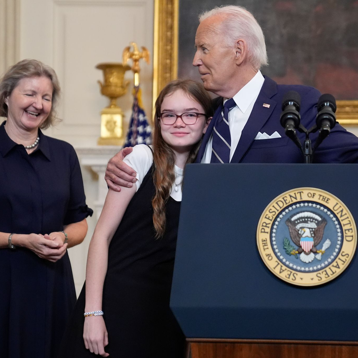 US-Präsident Joe Biden und Angehörige der freigelassenen US-Bürger zeigen sich erleichtert nach dem Gefangenenaustausch.  - Foto: Evan Vucci/AP