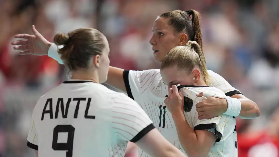 Die deutschen Handballerinnen halten gegen Dänemark lange gut mit. - Bild: Marcus Brandt/dpa