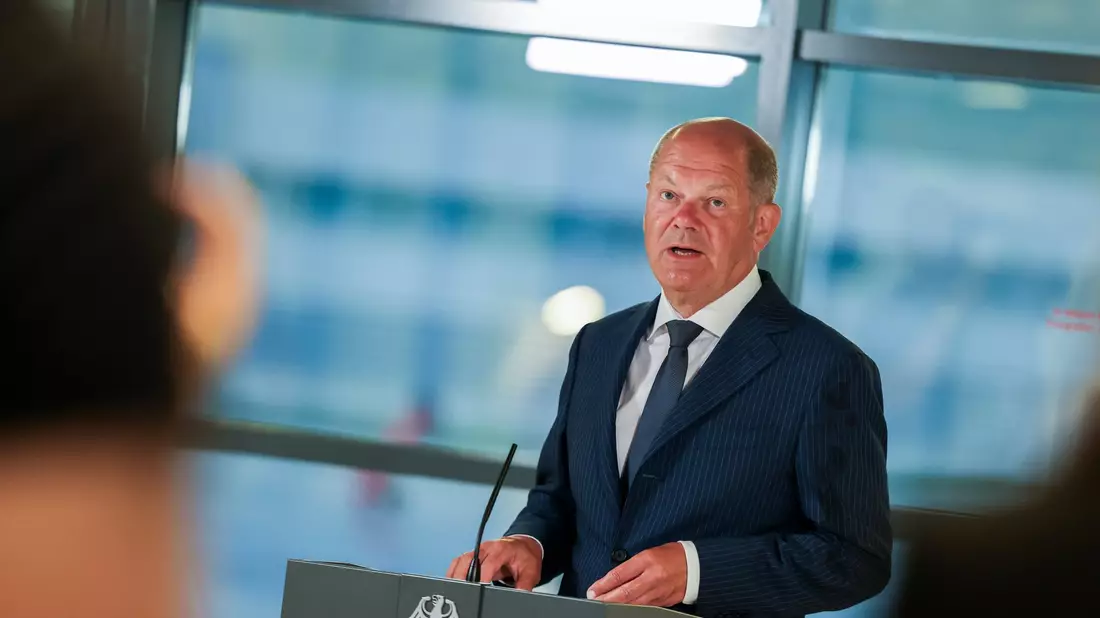 Keine leichte Entscheidung: Bundeskanzler Olaf Scholz (SPD) verteidigt den Gefangenaustausch mit Russland bevor er einige der Rückkehrer am Flughafen persönlich trifft.  - Bild: Christoph Reichwein/dpa-Pool/dpa