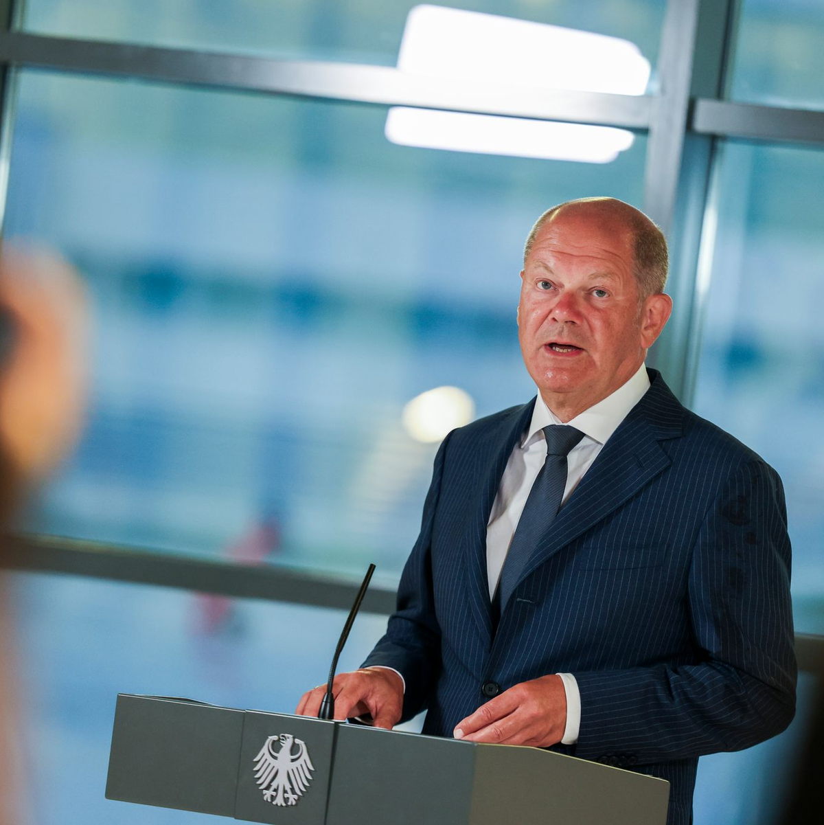 Keine leichte Entscheidung: Bundeskanzler Olaf Scholz (SPD) verteidigt den Gefangenaustausch mit Russland bevor er einige der Rückkehrer am Flughafen persönlich trifft.  - Foto: Christoph Reichwein/dpa-Pool/dpa