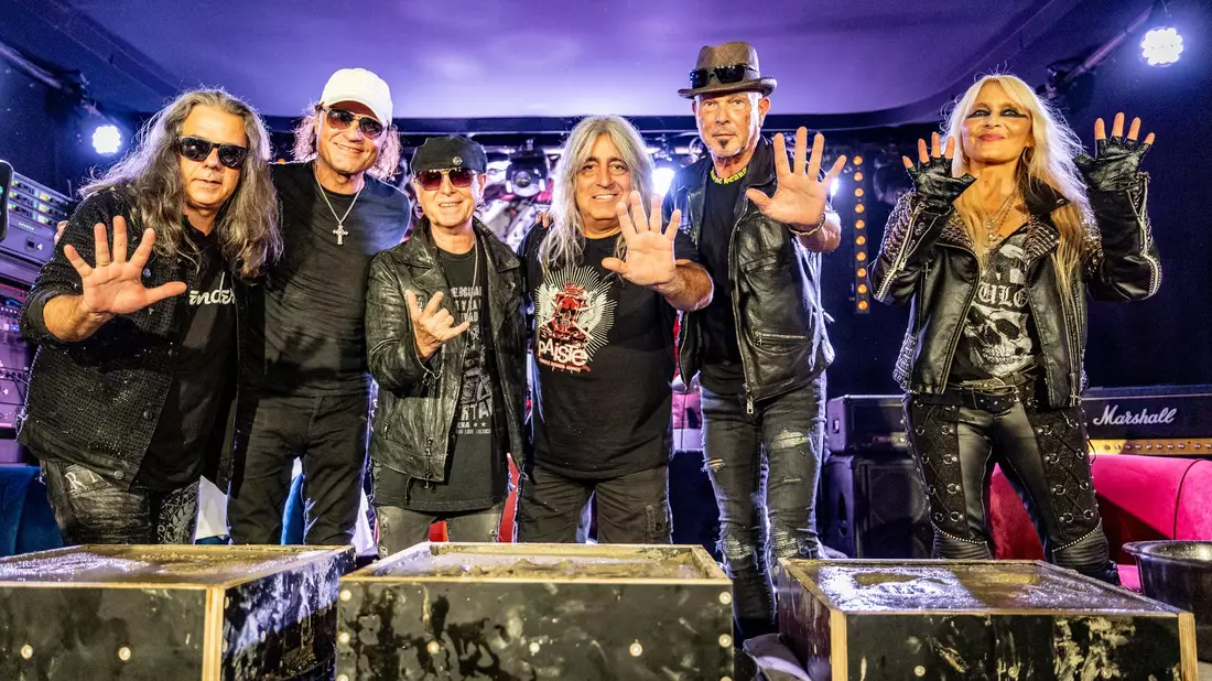 Die Scorpions haben bei ihrem Auftritt in Wacken auch Unterstützung von Doro Pesch bekommen. - Bild: Axel Heimken/dpa