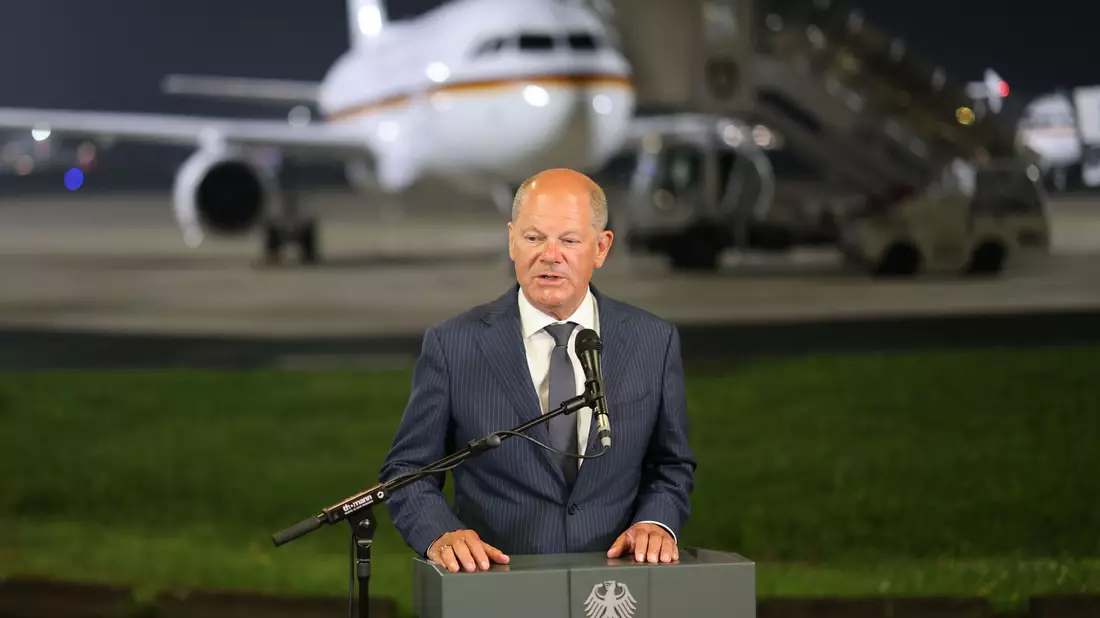Bundeskanzler Scholz nimmt die Freigelassenen am Flughafen Köln/Bonn in Empfang. - Bild: Christoph Reichwein/dpa-Pool/dpa