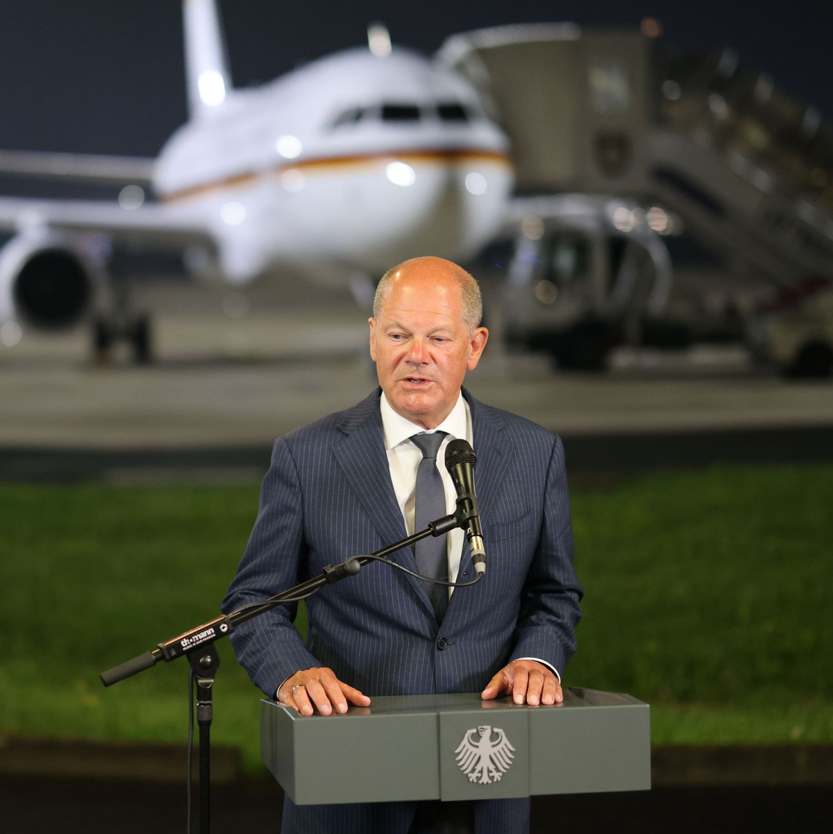 Bundeskanzler Scholz nimmt die Freigelassenen am Flughafen Köln/Bonn in Empfang. - Foto: Christoph Reichwein/dpa-Pool/dpa