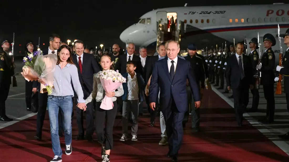 Russlands Präsident Putin nimmt die Freigelassenen persönlich am Flughafen in Empfang. - Bild: Kirill Zykov/Pool AP/AP