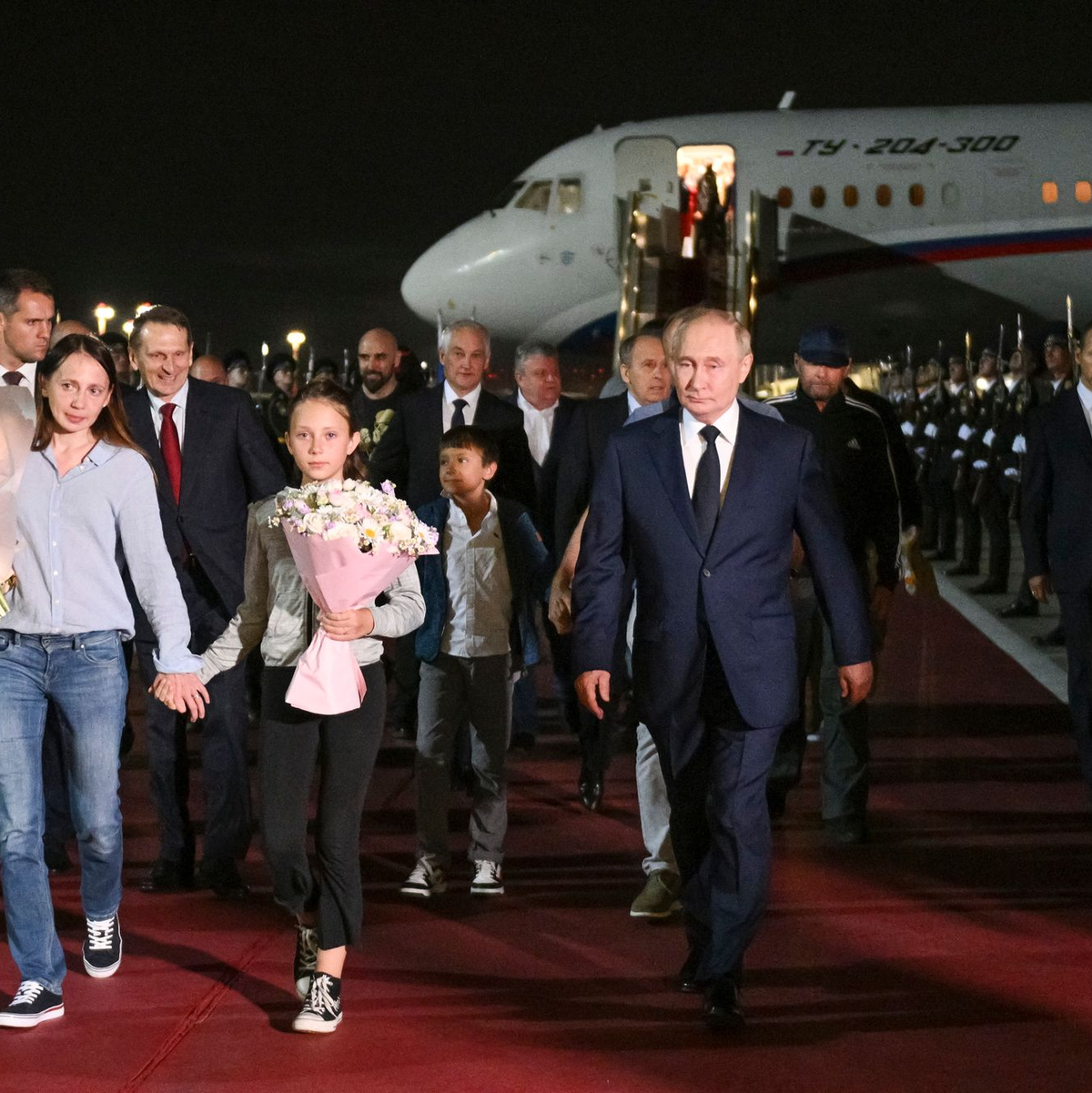 Russlands Präsident Putin empfängt die Freigelassenen persönlich am Flughafen. - Foto: Kirill Zykov/Pool AP/AP
